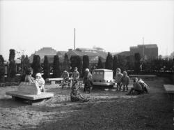 [Jardin des Tout-Petits : enfants jouant vers les bacs à sable]