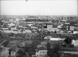 [Vue générale de la commune de Villeurbanne et de ses industries prise depuis les Gratte-Ciel]