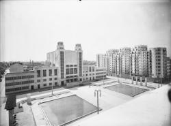 [Le Palais du travail à Villeurbanne et la place Albert-Thomas vus depuis l'hôtel de ville]