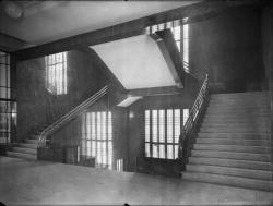 [L'Hôtel de ville de Villeurbanne : l'escalier monumental]