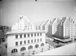 [L'Avenue Arstide-Briand, le central téléphonique et l'avenue Henri-Barbusse vus depuis l'hôtel de ville de Villeurbanne]