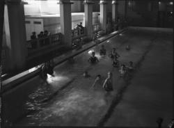 [La Piscine d'hiver des Gratte-Ciel à Villeurbanne : les baigneurs]