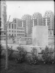 [Enfants assis sur la margelle des bassins de la place Albert-Thomas]