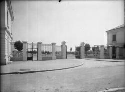 [La Grille d'entrée du nouveau cimetière de Cusset]