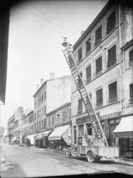 [La Grande rue des Charpennes, à proximité de la place dite de la Bascule]