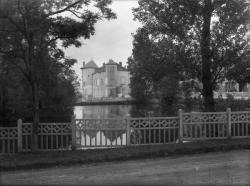 [Pensionnat de Chamagnieu : vue du château et de la pièce d'eau]