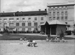 [Jardin des Tout-Petits, avenue de la Ferrandière, à Villeurbanne : les enfants au jeu]