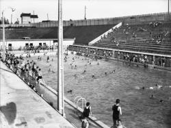 [La Piscine d'été de Cusset à Villeurbanne : le solarium]