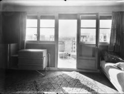 [Intérieur d'un appartement des Gratte-Ciel à Villeurbanne : la chambre à coucher et la terrasse]