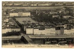 Lyon. - Vue panoramique ; Place Bellecour et les Quais du Rhône