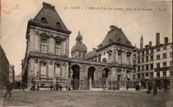 Lyon. - L'Hôtel de Ville (la façade). - Place de la Comédie