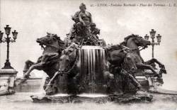 Lyon. - Fontaine Bartholdi. - Place des Terreaux