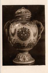 Musée Historique des Hospices civils de Lyon. - Collections de Céramiques. - Grand vase à Thériaque en faïence de Rouen (1732)