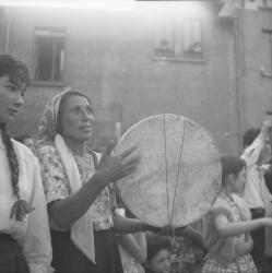 [Gitane jouant du tambourin]