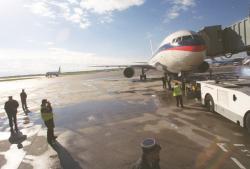 [Aéroport de Lyon-Saint-Exupéry : avion sur le tarmac]