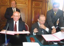 [Signature des accords sur l'implantation de la Croix Verte internationale à Lyon]