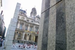 [La place des Terreaux et les colonnes de Daniel Buren]