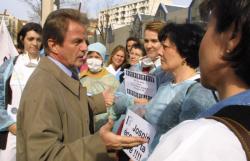 [Bernard Kouchner, ministre délégué à la Santé, en visite à Lyon]