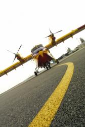 [Aéroport de Lyon-Bron : le canadair modèle CL-415]