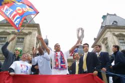 [Victoire de l'Olympique lyonnais en Coupe de la Ligue : acclamation des joueurs dans les rues de Lyon]