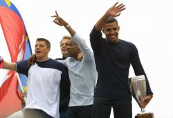 [Victoire de l'Olympique lyonnais en Coupe de la Ligue : acclamation des joueurs dans les rues de Lyon]