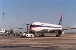 [Avion de ligne Delta Air Lines sur les pistes de l'aéroport Lyon-Saint Exupéry]