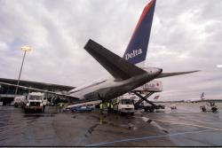 [Avion de ligne Delta Air Lines sur les pistes de l'aéroport Lyon-Saint Exupéry]