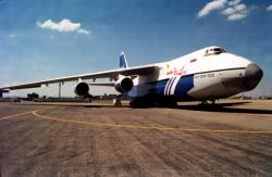 [Un avion russe Antonov 124 sur le tarmac de l'aéroport Saint-Exupéry]