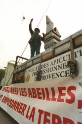 [Manifestation des apiculteurs professionnels]