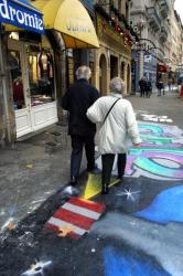 [Art urbain éphémère : les trottoirs du quai Saint-Antoine tagués par les commerçants]