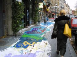 [Art urbain éphémère : les trottoirs du quai Saint-Antoine tagués par les commerçants]