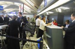 [Aéroport international de Lyon-Saint-Exupéry : les passagers du dernier vol Lyon-New York de la Delta Airlines]