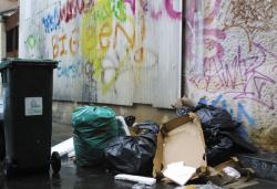 [Place Gabriel Rambaud : ordures ménagères et graffitis]