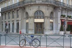 [Angle Sud-Est de la place Bellecour, côté rue de la Charité]