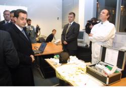 [Nicolas Sarkozy en visite à la sous-direction de la Police Technique et Scientifique à Ecully]