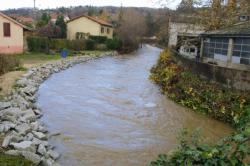 [Inondations dans le Rhône : l'Yseron en crue à Oullins]