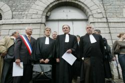 [Mobilisation des bâtonniers de la région Rhône-Alpes devant la prison Saint-Joseph de Lyon]