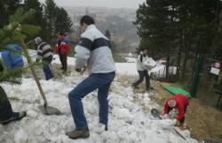 [Installation de la neige sur la piste de la Sarra, à Lyon]