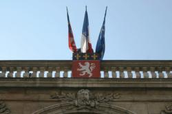 [Décès du souverain pontife Jean-Paul II : drapeaux en berne à l'hôtel de ville]