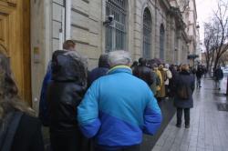 [File d'attente devant la succursale lyonnaise de la banque de France]