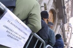 [File d'attente devant la succursale lyonnaise de la banque de France]