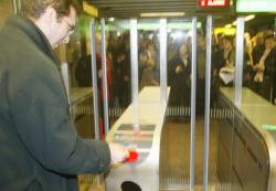[Transports en commun lyonnais : inauguration des portiques d'accès au métro (ligne A, station Masséna)]