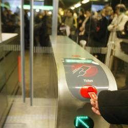 [Transports en commun lyonnais : inauguration des portiques d'accès au métro (ligne A, station Masséna)]