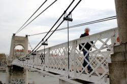 [La Passerelle du Collège sur le Rhône]