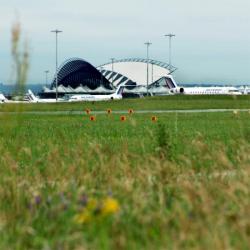 [Les pistes de l'aéroport Saint-Exupéry]