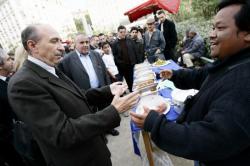 [Visite de Gérard Collomb au marché du Ramadan, place Bahadourian]