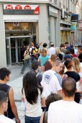 [Rue de la République : file d'attente devant l'agence TCL]