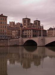 La Cathédrale Saint-Jean vue depuis le quai Tilsit