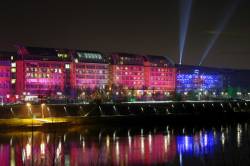 Lyon Cité Internationale : Façade sur quai la nuit