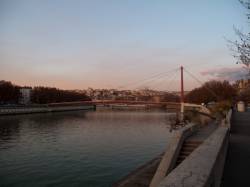 La Passerelle du Palais de justice, quai des Célestins